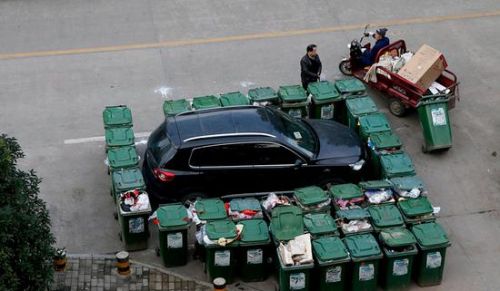 汽車被垃圾桶包圍是被惡搞還是得罪人了？