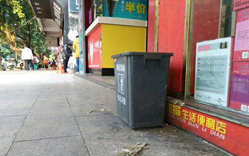 垃圾桶當(dāng)足球踢？！城區(qū)大半年累計(jì)丟近千個(gè)垃圾桶